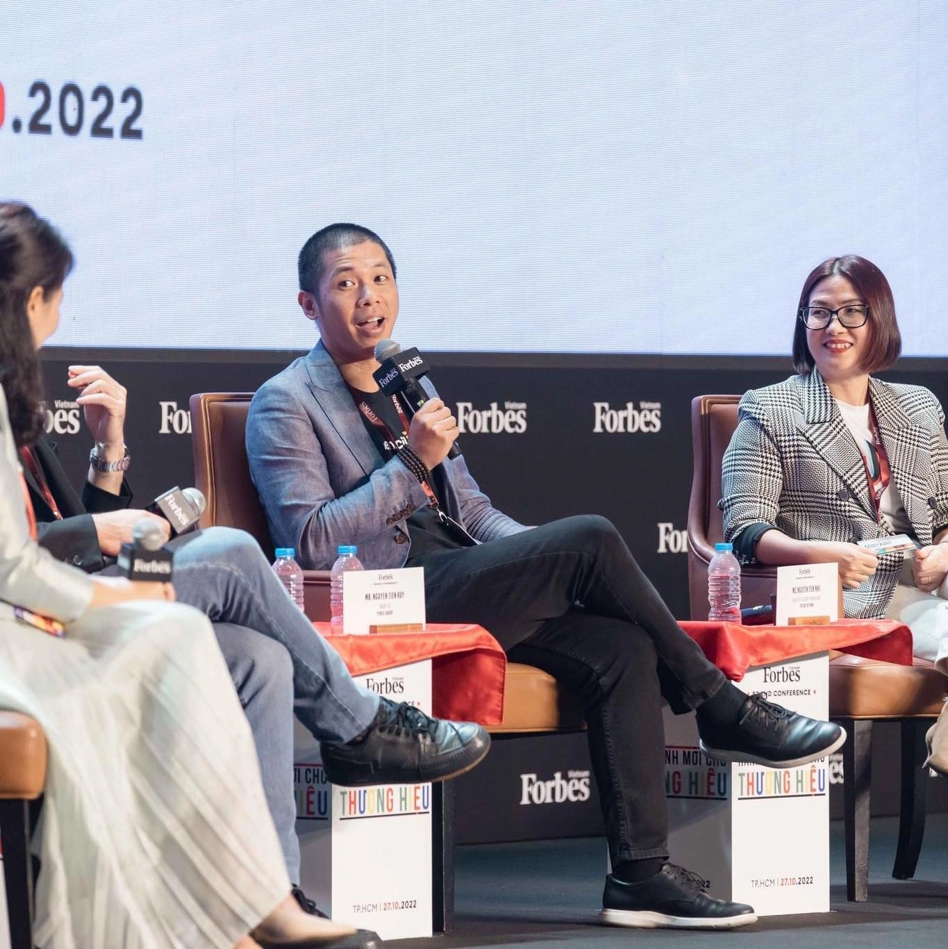 “Nước cờ lạ” của một số ông lớn ngành ngân hàng: Từ MB, VPB đến VIB đều đi “bán vé” show nhạc, chi hàng tỷ đồng để đồng hành "Chị đẹp", chuyên gia nói gì về hiện tượng này?